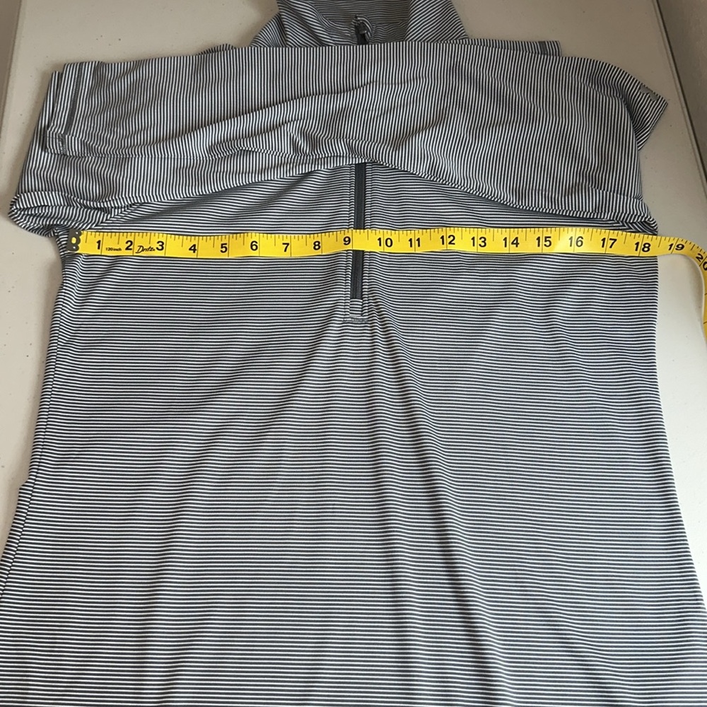 NWT Under Armour Women's Gray Striped Long Sleeves Shirt Size  S/M. - Picture 7 of 11